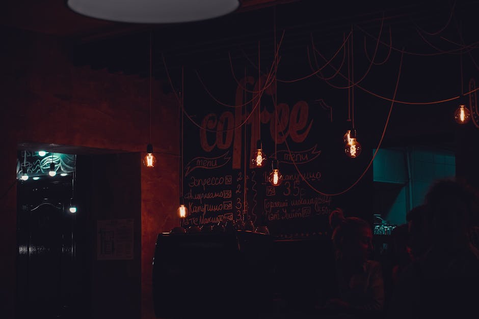 Interiorismo de cafetería comercial con diseño contemporáneo y luz cálida - Modern Disegno